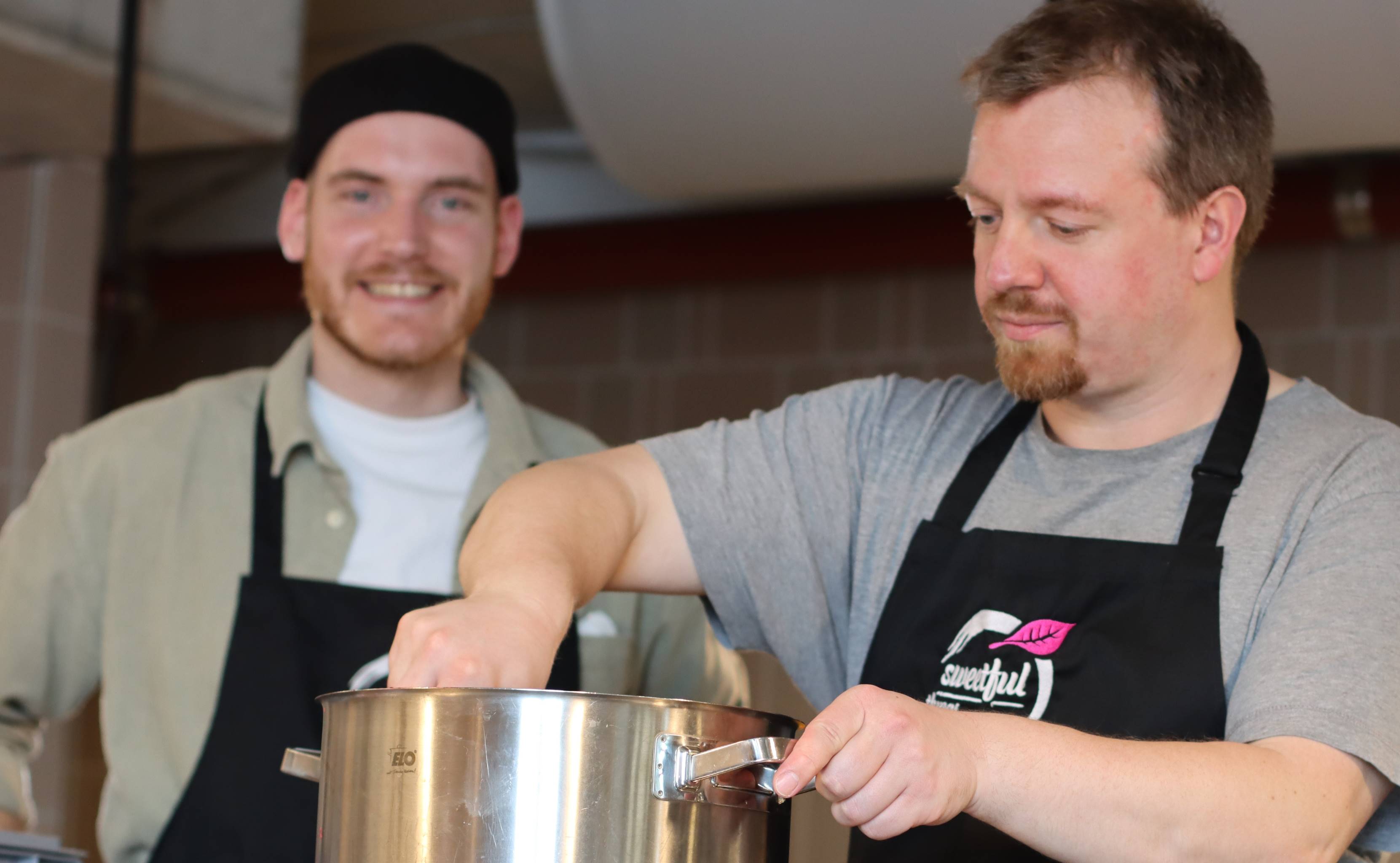 Stephan und Jan am Fruchtbrumme kochen